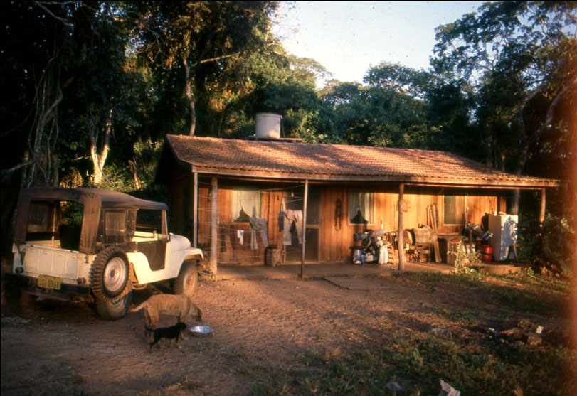 Nossa casa no Corcunda, Miranda Estância, 1980. Além dela, havia outra igual, que servia de residência para o Howard e também como laboratório.